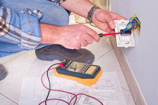 Electrician performing diagnostic testing Pasadena CA